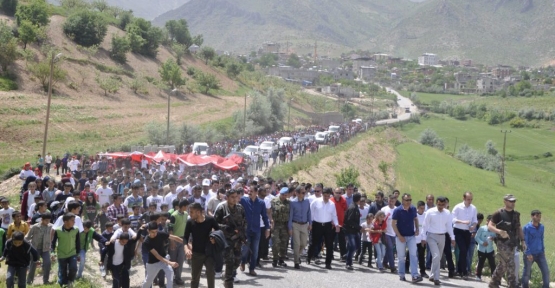 Eruh'ta Türk Bayrakları Ile "Gençlik Yürüyüşü