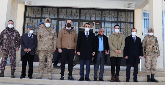 VALİ HACIBEKTAŞOĞLU, KAHRAMAN MEHMETÇİKLERİ ZİYARET ETTİ, VATANDAŞLARIN SORUNLARINI DİNLEDİ