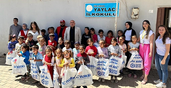 Kızılay, Şirvan Köylerinde Öğrencileri Hem Giydirdi Hem de Eğlendirdi