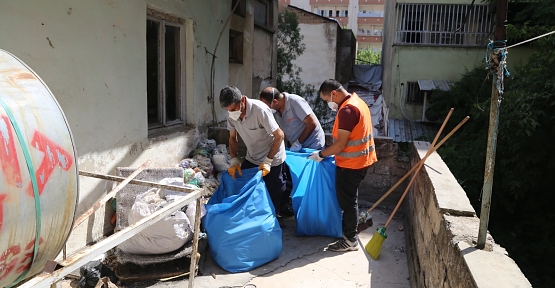 Siirt Belediyesi, Çöp Evi Temizleyip İlaçlama Çalışması Gerçekleştirdi