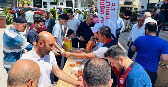 Bitlis Vakıflar Bölge Müdürlüğü Siirt'te 1500 Kişiye Aşure Dağıttı