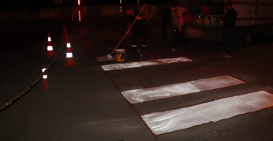 Siirt Belediyesi Okul Önlerine Yaya Geçidi ve Yol Çizgisi Çalışması Başlattı 