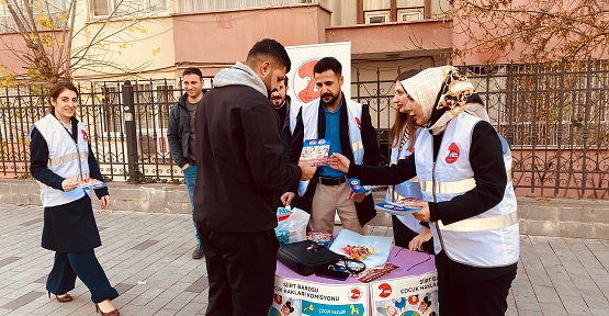 Siirt Barosu Dünya Çocuk Hakları Günü’nde Vatandaşlara Broşür ve Şeker Dağıttı