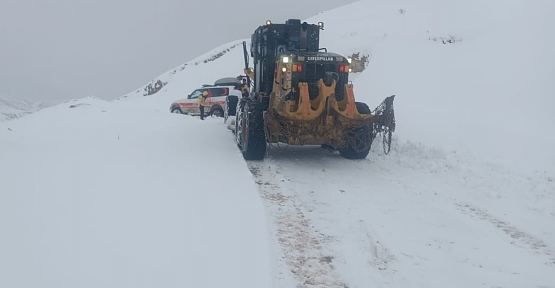 SİİRT’TE KAR YAĞIŞI ETKİLİ OLUYOR: YOLLAR TRAFİĞE AÇIK, EKİPLER TEYAKKUZDA