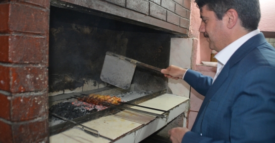 Aktay, 37 Yıl Önce Çıraklık Yaptığı Ocağın Başına Geçip Izgara Yaptı‏