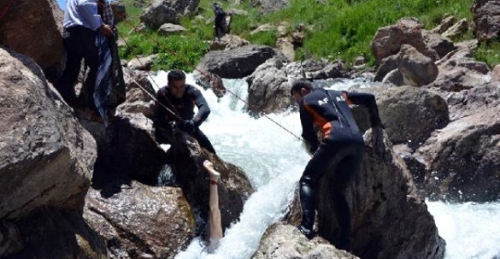 Pervari İlçemizde, Nehirde Akıntıya Kapılan 4 Kadından 1'inin Daha Cesedi Bulundu