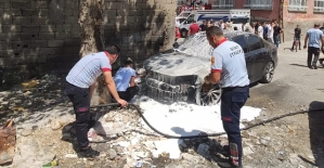 Siirt’te Yere Dökülen Köz Parçaları Otomobilin Alev Alev Yanmasına Sebep Oldu!