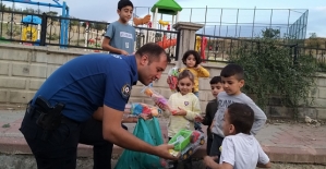 Polis Memuru Siirtli Çocukları Sevindirdi