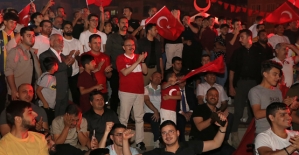 Siirt'te Vatandaşlar Milli Maçı Dev Ekrandan İzledi
