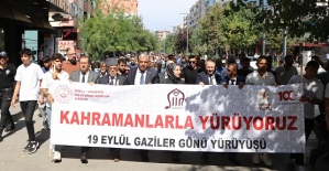 Siirt’te Gaziler Gününde Yürüyüş Düzenlendi