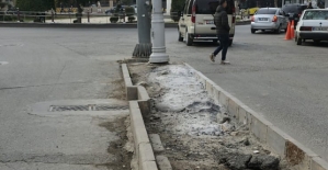 Aydınlar Caddesi’nde Orta Refüjlere Çöp Döken Esnaflar Tepki Çekti